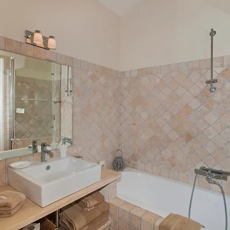 Sleeps 6 Pool Air Con Wifi